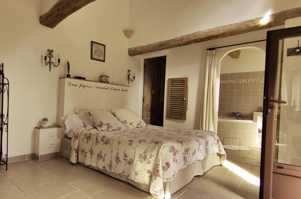 Bed and Breakfast L'Abri Du Poete Besse-sur-Issole Zimmer foto
