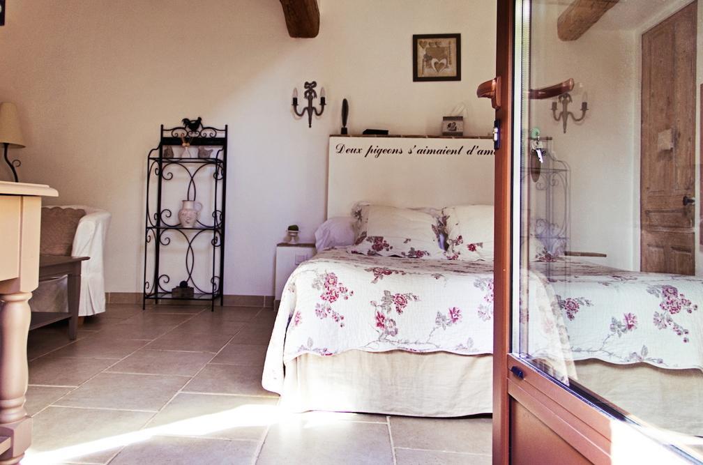 Bed and Breakfast L'Abri Du Poete Besse-sur-Issole Zimmer foto