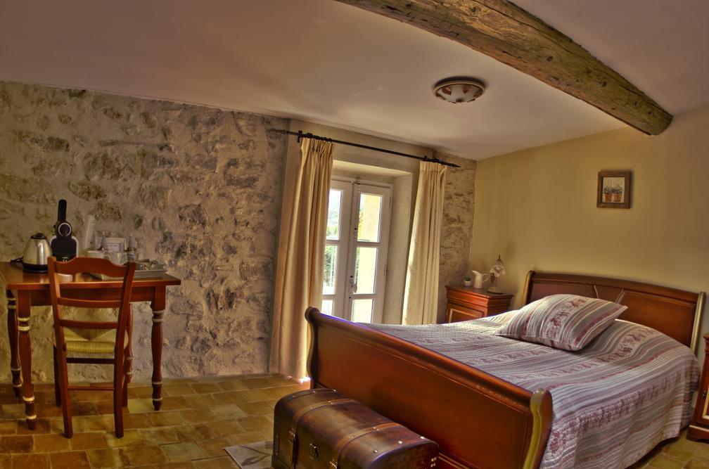 Bed and Breakfast L'Abri Du Poete Besse-sur-Issole Zimmer foto