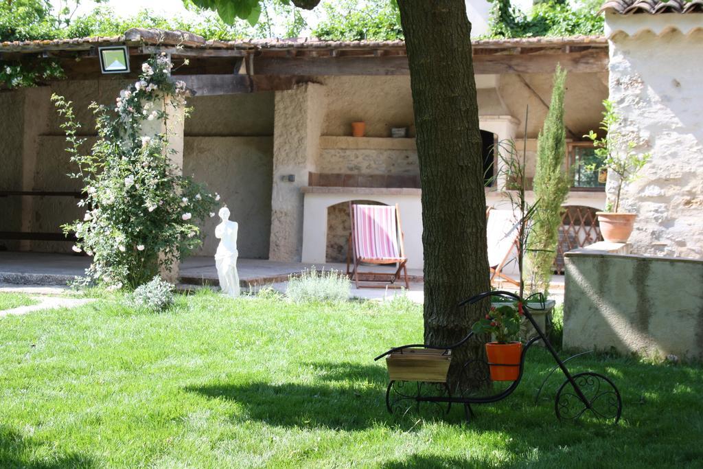 Bed and Breakfast L'Abri Du Poete Besse-sur-Issole Exterior foto