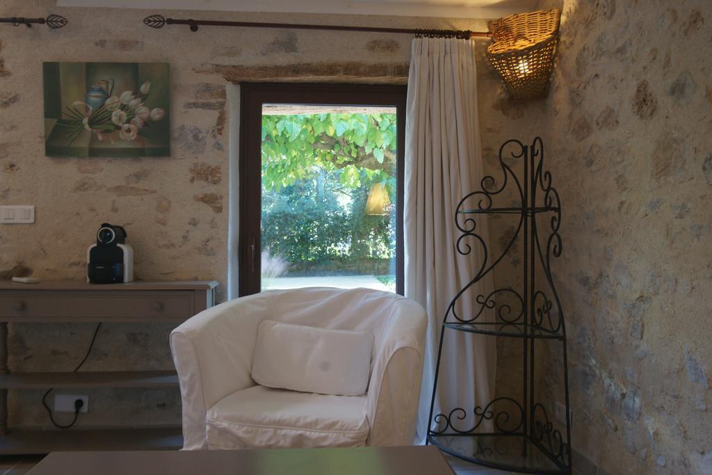 Bed and Breakfast L'Abri Du Poete Besse-sur-Issole Zimmer foto