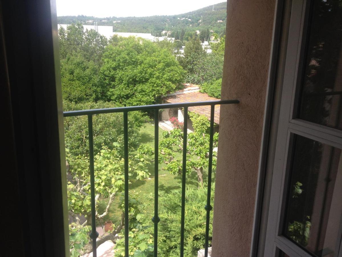 Bed and Breakfast L'Abri Du Poete Besse-sur-Issole Zimmer foto